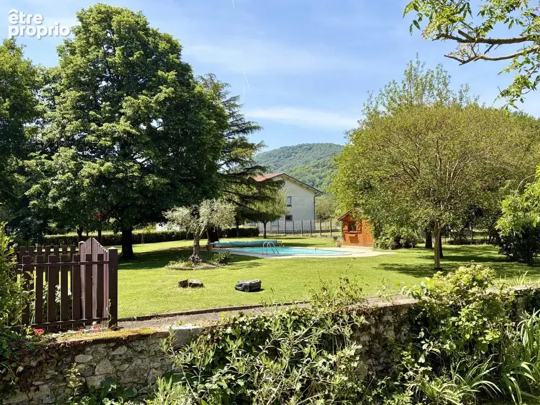 Deux propriétés avec piscine et un terrain de 2 170 m² - photo 2