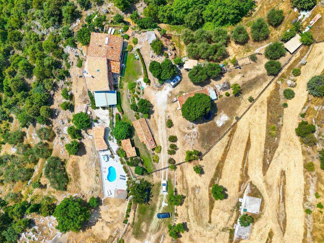 Bâtisse de 180,30 m², 3 appartements + Terrain 34 443 m² - photo 2
