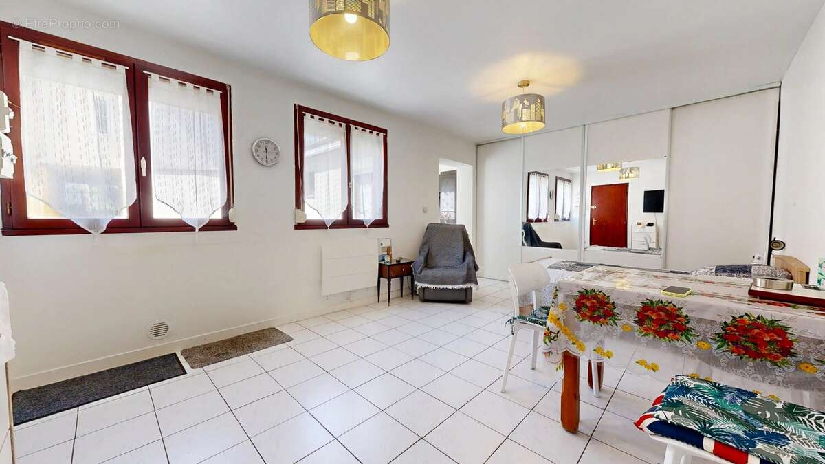 Appartement à LES PAVILLONS-SOUS-BOIS