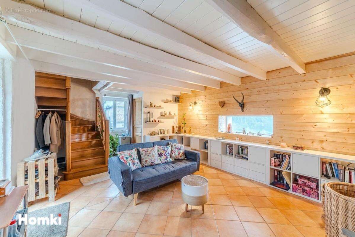 Maison à SAINT-CLEMENT-DE-VERS