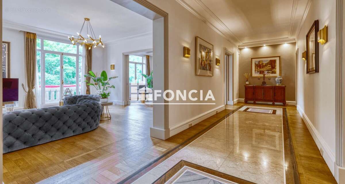 Appartement à PARIS-16E