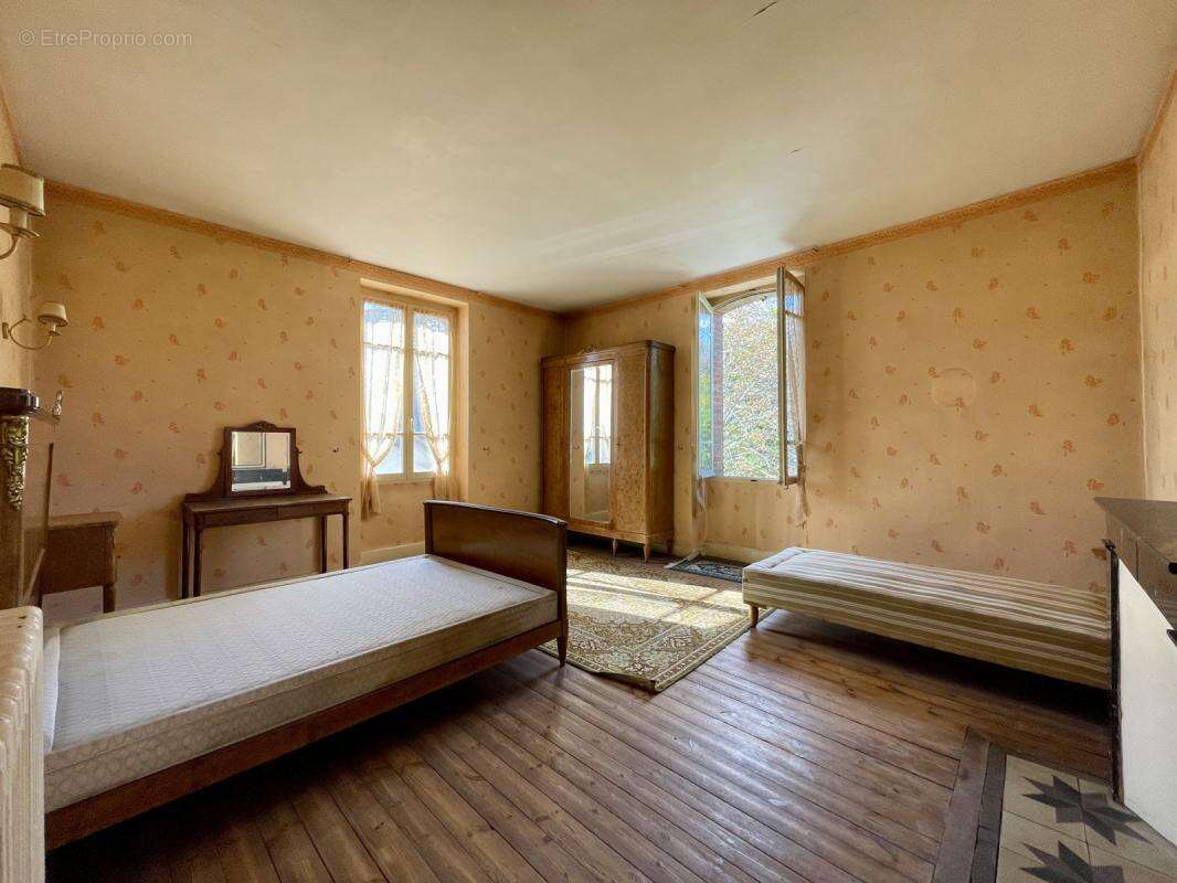 Maison à MIRANDOL-BOURGNOUNAC