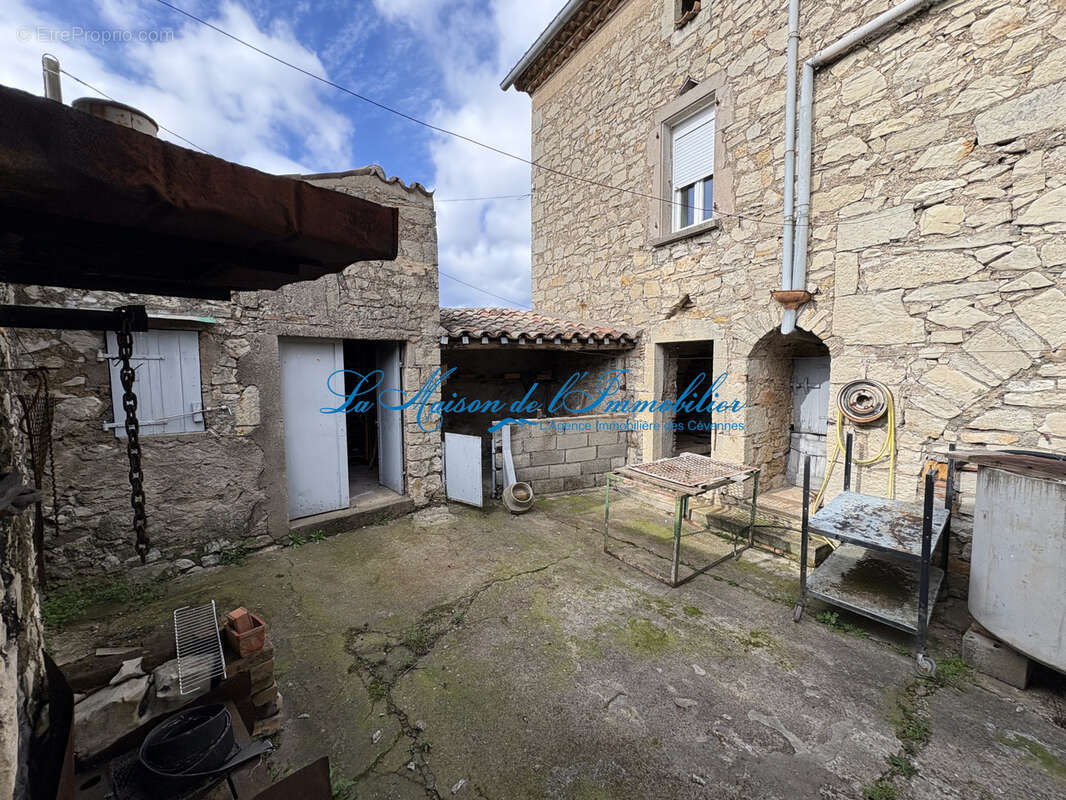 Courry, mas en pierre de 413 m2 de surface sur 533 m2 de terrain avec puit - photo 2