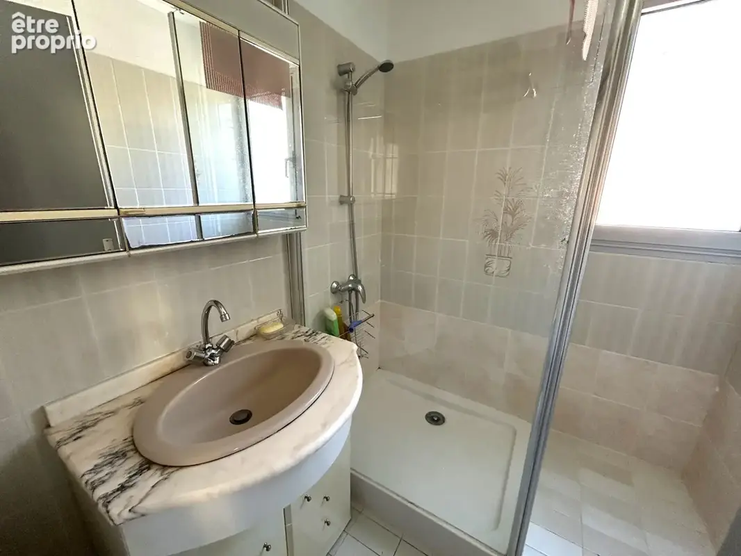 Appartement trois pièces dans une petite résidence proche des plages. - photo 6