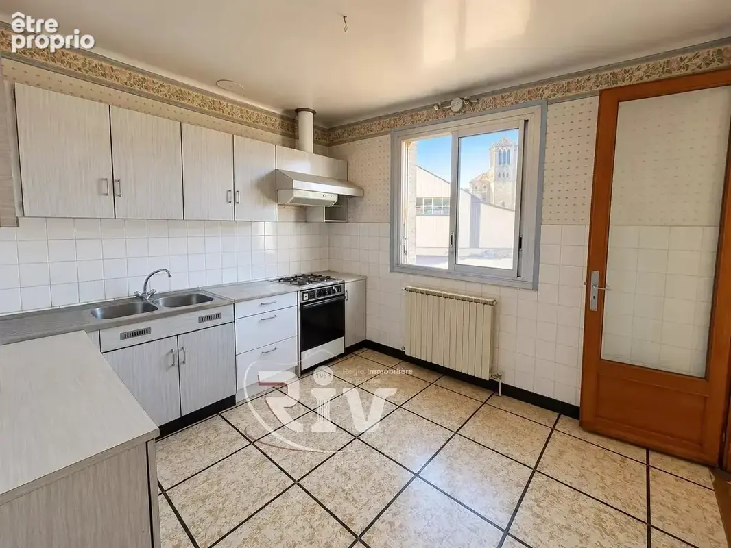 Maison familiale d’environ 120 m² avec grand garage, dépendances et terrain – COUR-ET-BUIS - photo 3