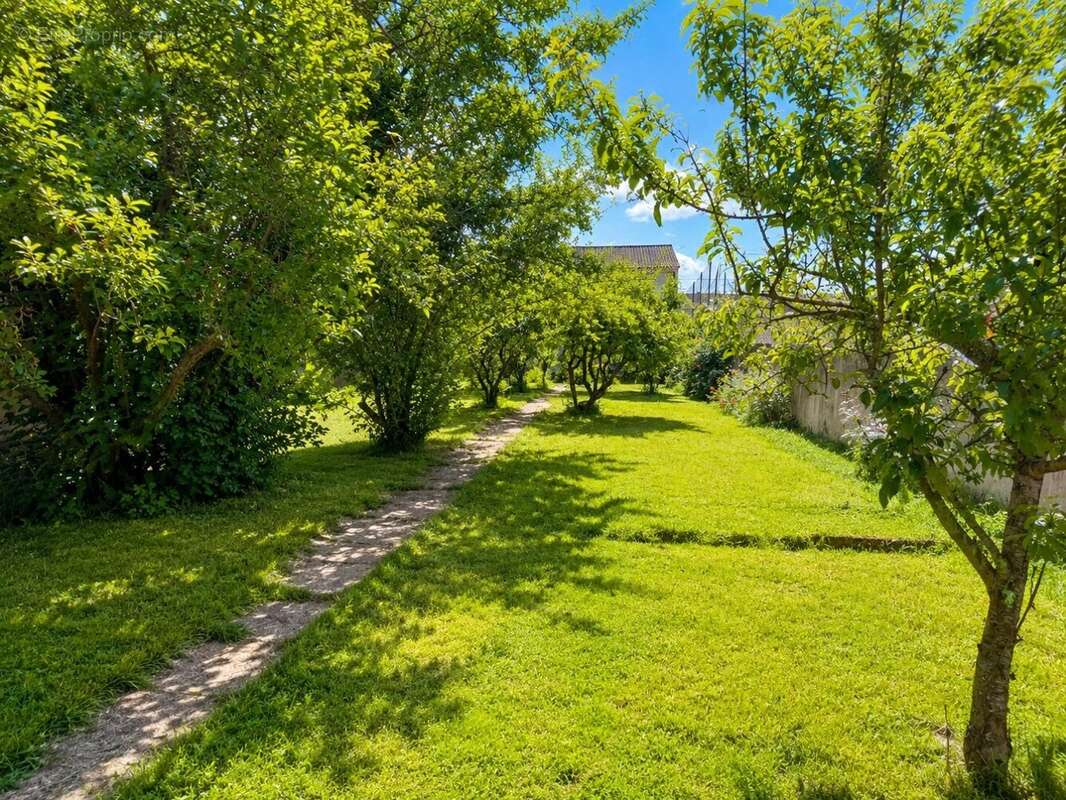 Maison familiale de 165 m² avec jardin, 5 chambres et revenus photovoltaïques  Le Gond-Pontouvre - photo 2
