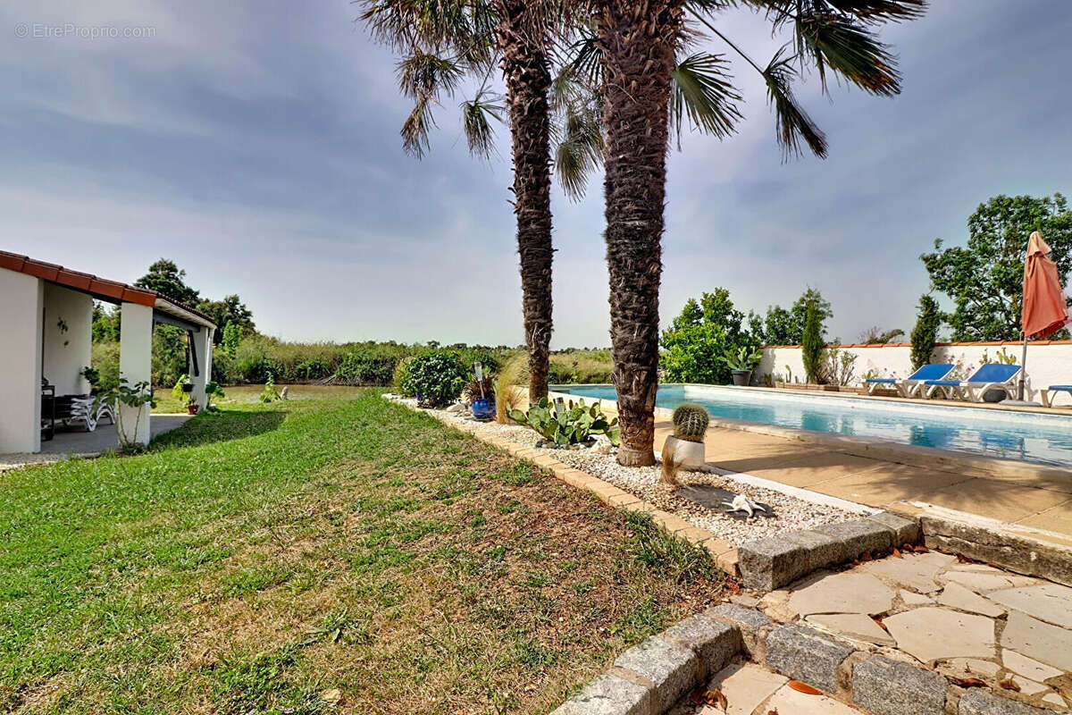 Maison avec piscine, sous-sol intégral et vue dégagée sur l'eau Esnandes 5 pièce(s) 115 m2 - photo 4