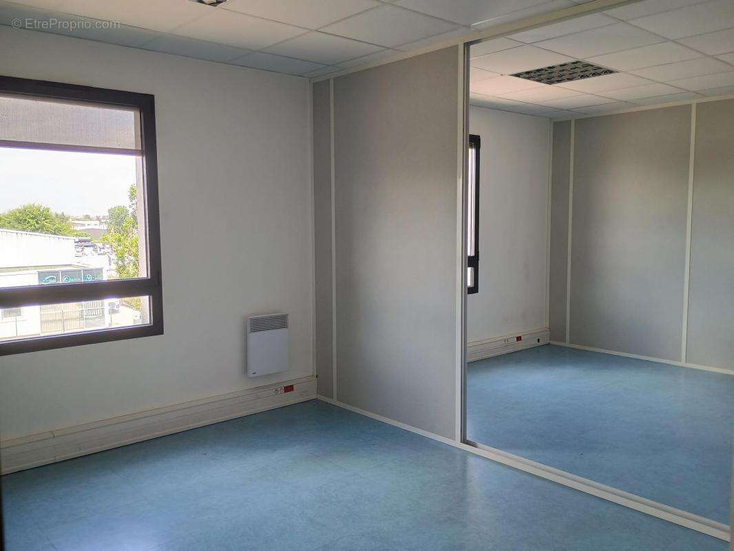 Commerce à PERONNAS