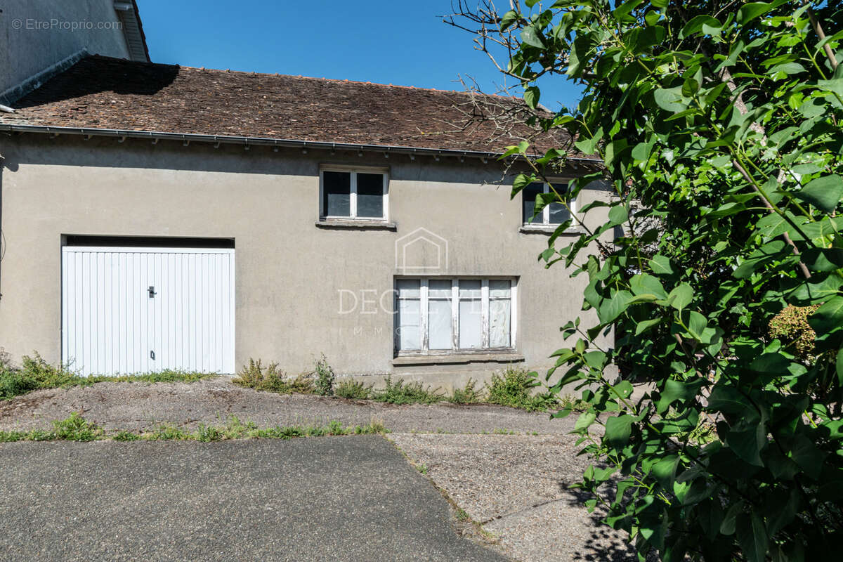 Ancien garage à transformer en maison d'habitation avec 61 m2 au sol - Possibilité de 3 chambres - ORGEVAL - - photo 2