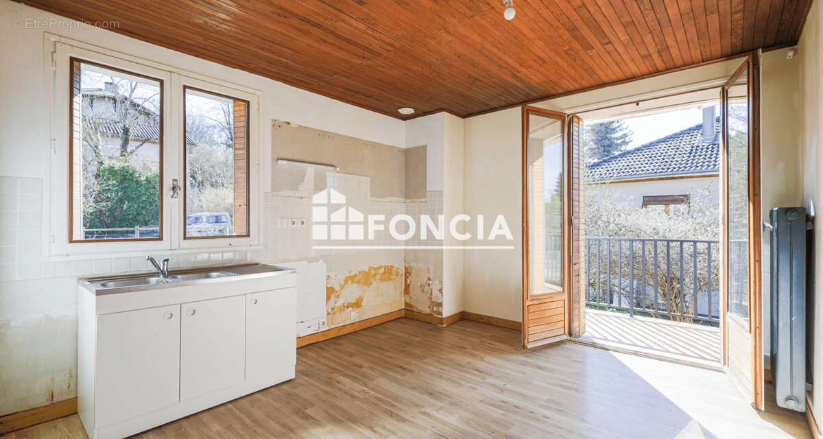 EXCLUSIVITE Saint Etienne de St Geoirs - au coeur du CENTRE VILLE! - photo 5
