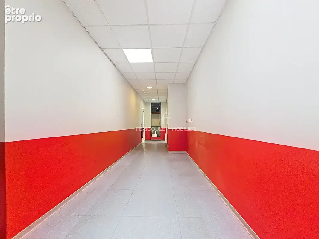 Avignon extra-muros. Bureaux 208m² .Emplacement privilégié, visibilité & stationnement - photo 9