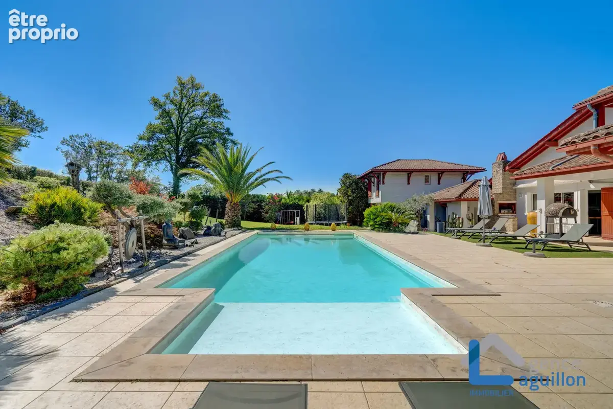 Quartier chantaco dans domaine privee- superbe villa avec piscine et vue rhune - photo 4