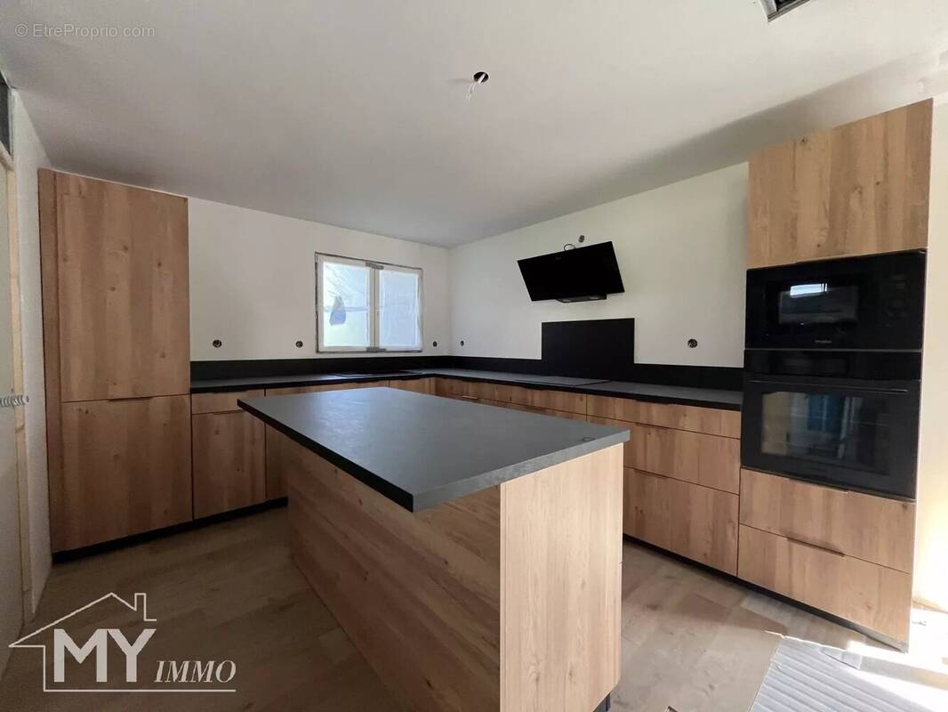 Maison à SAINT-MEDARD-DE-GUIZIERES