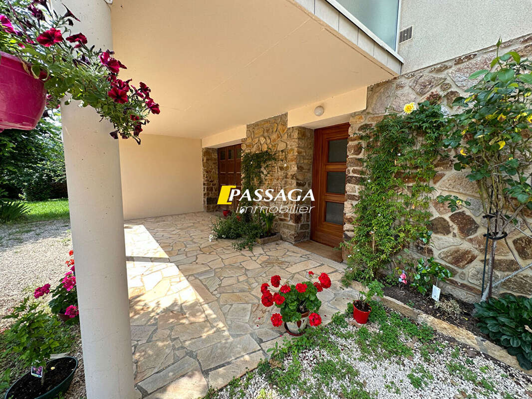 A VENDRE - Maison d'habitation de type 4, garages et terrain - SEBAZAC - photo 4