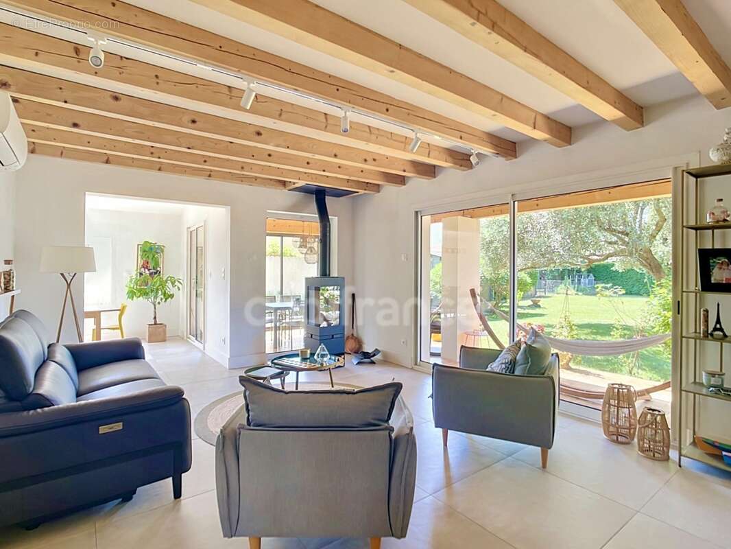 MONTÉLIMAR (26200) – Maison familiale climatisée de 162 m², 5 chambres dont une vaste pièce de 35 m², piscine et jardin clos arb - photo 2