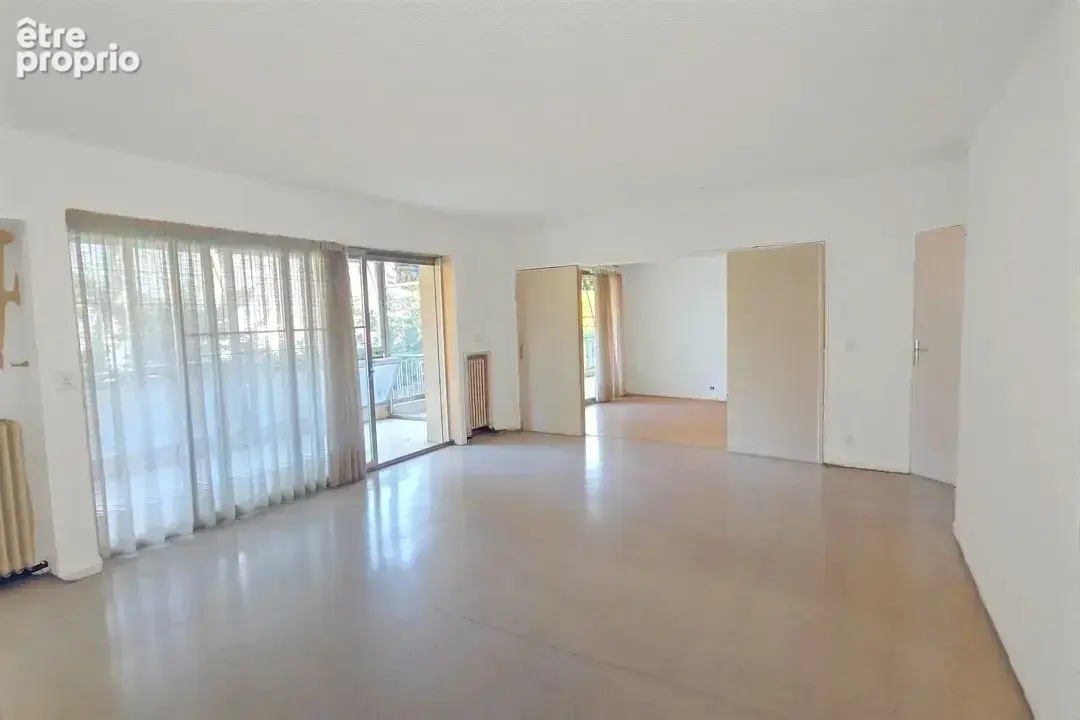 LE CANNET à vendre 4/5 pièces de 137 m2 avec 47 m2 de terrasse au calme, parking privatif et cave - photo 3