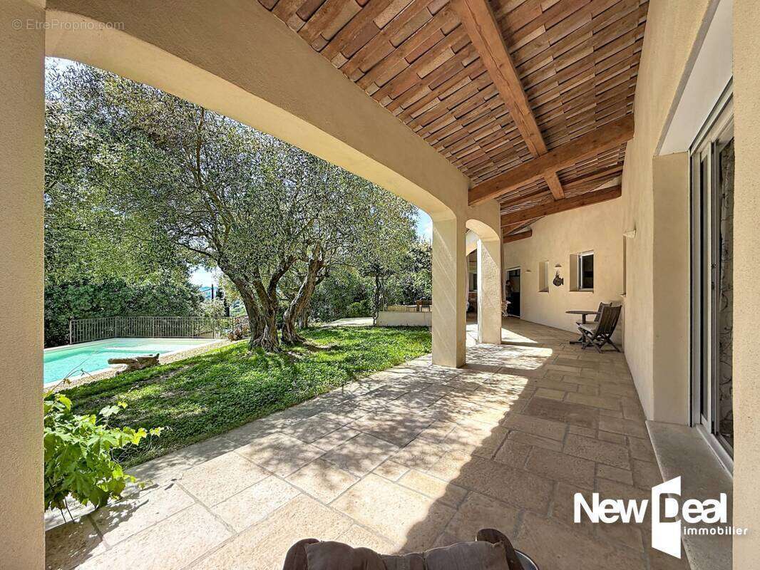 MONTAUROUX Vue imprenable pour cette villa contemporaine  d’environ 225 m² - photo 5