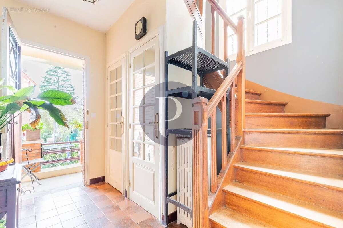 Maison à VERRIERES-LE-BUISSON