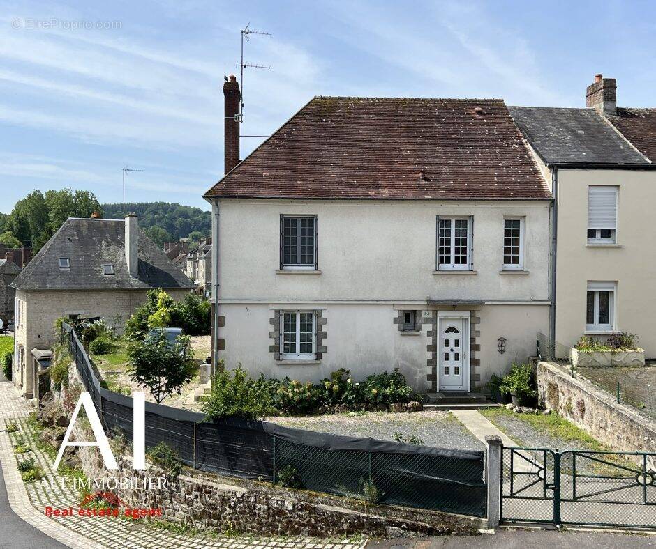 Maison à LA LANDE-DE-LOUGE
