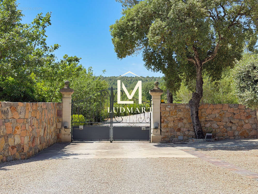 Propriété de caractère avec ancienne bergerie rénovée, piscine et 7,5 hectares en Provence - photo 17