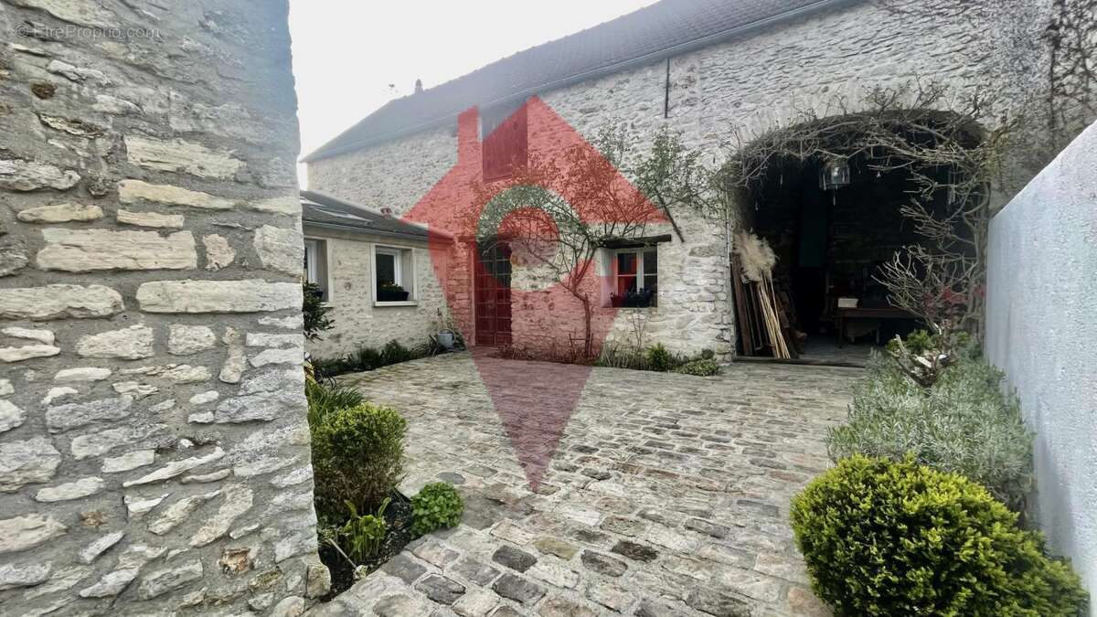 Maison de village pleine de charme à fort potentiel entièrem - photo 3