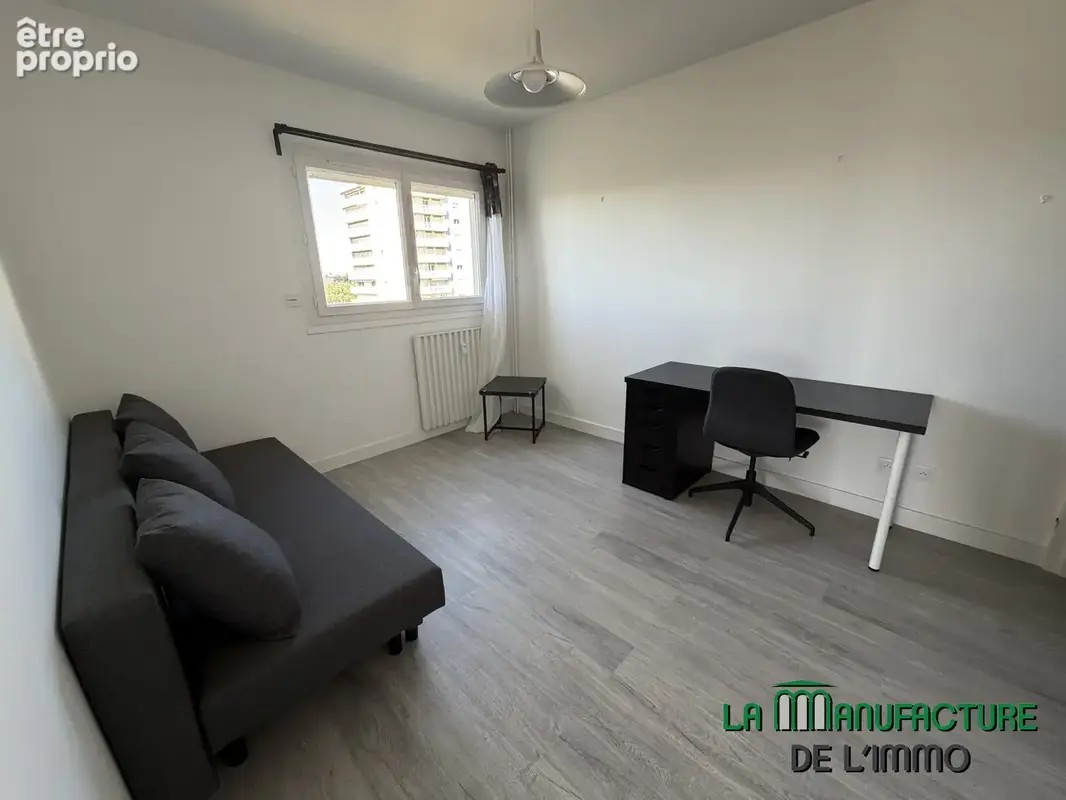 Appartement F4 - 85,37M2 - Balcon - Cave - Parking - Saint-Etienne/ Portail Rouge - photo 13