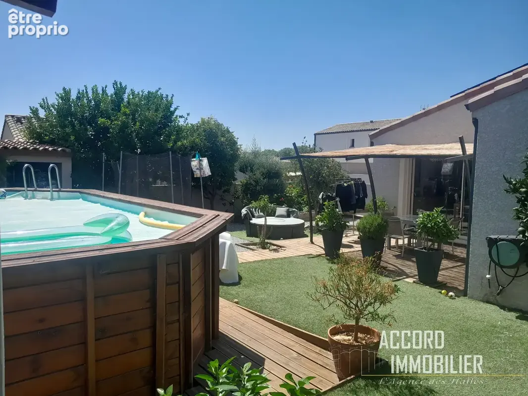 Villa de plain pied avec jardin arboré et piscine - photo 2