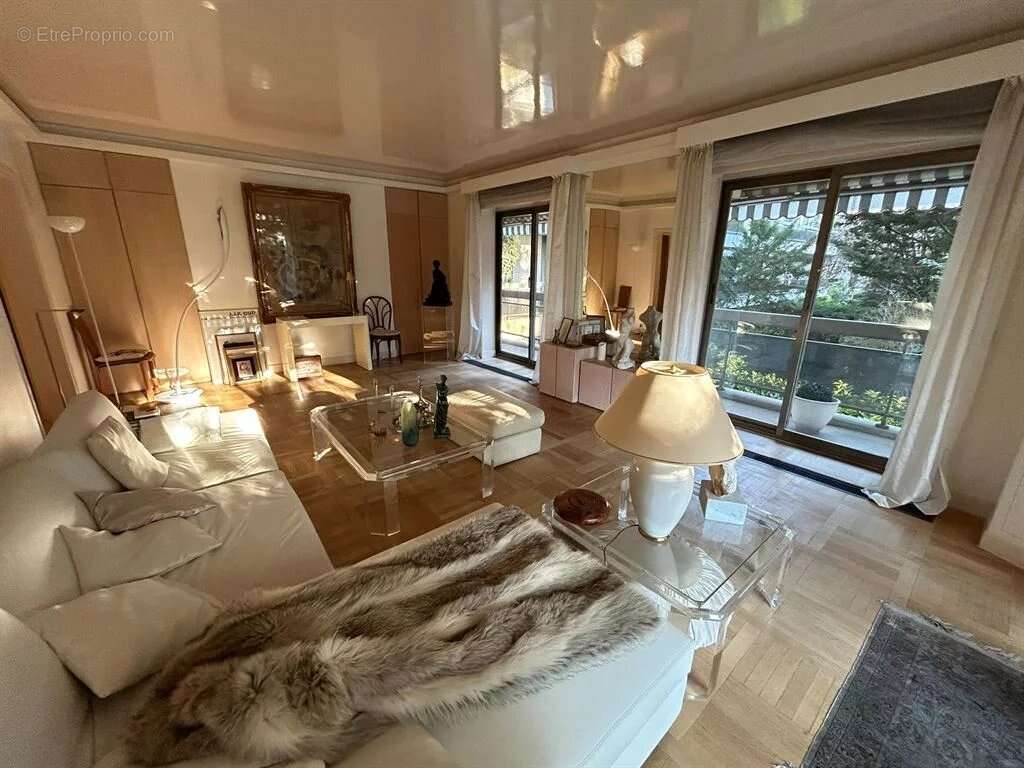 Appartement à NEUILLY-SUR-SEINE