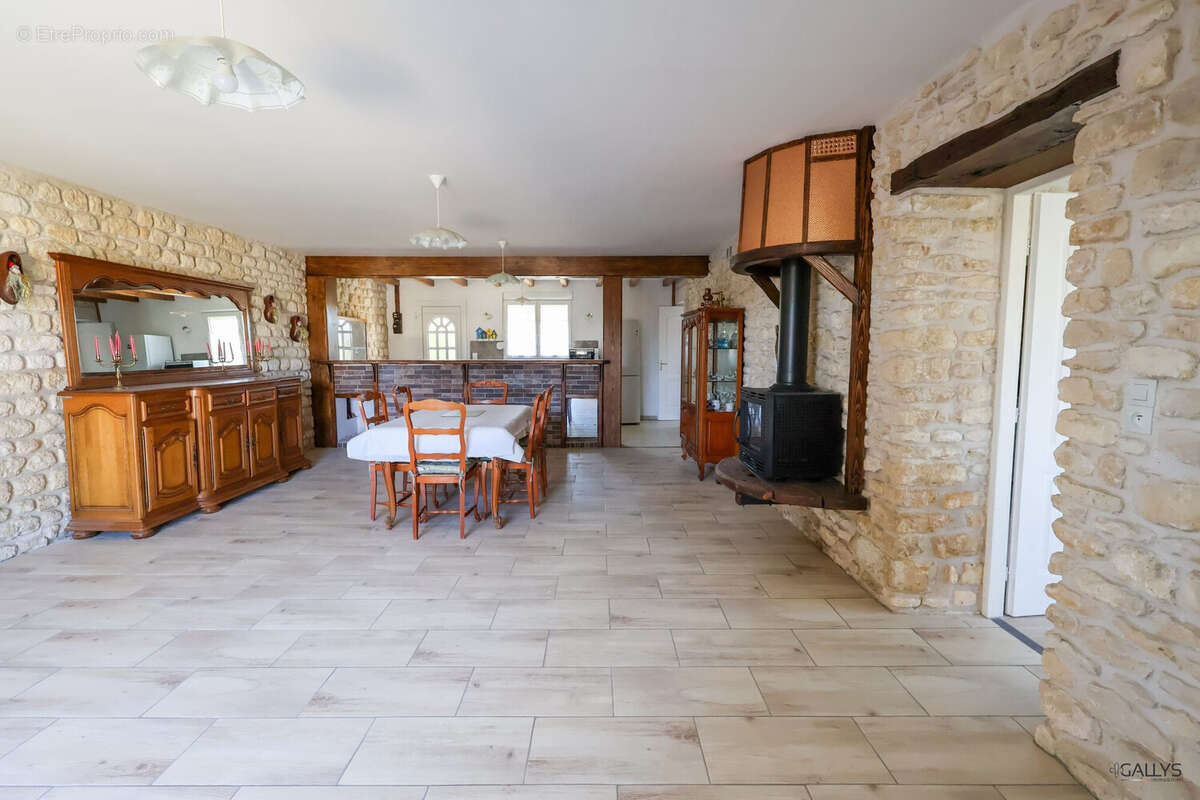 Maison à CHAILLEVETTE