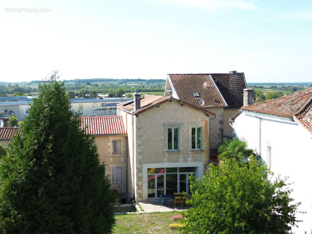 Maison à BARBEZIEUX-SAINT-HILAIRE