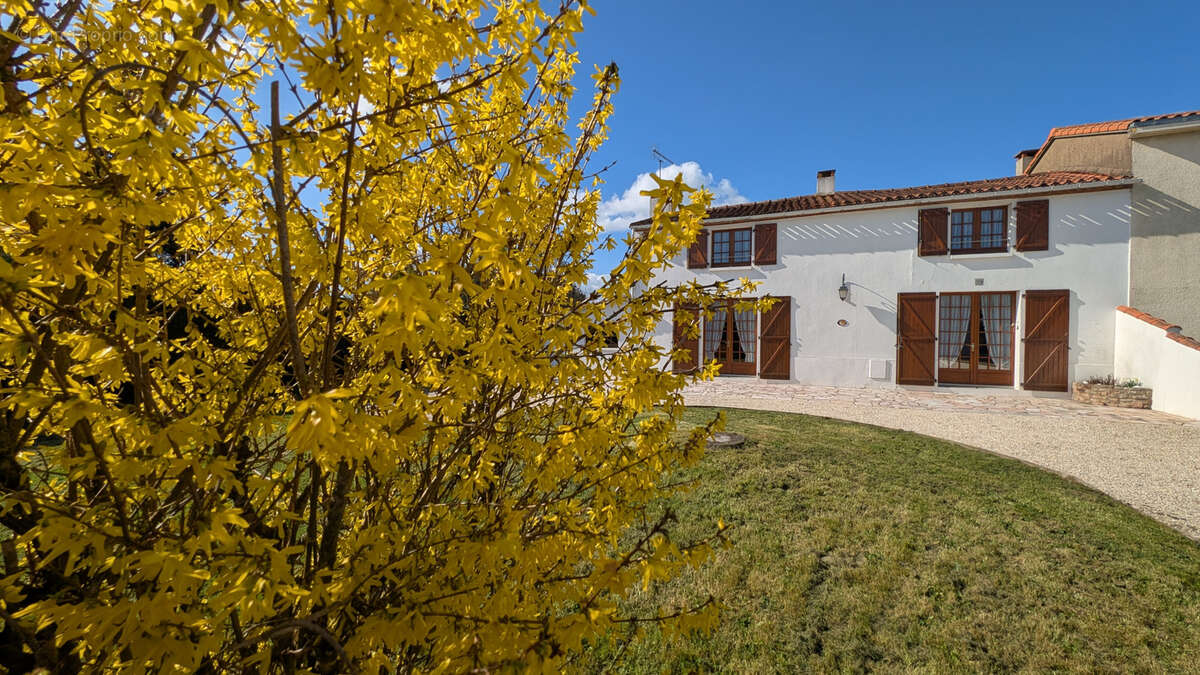 Maison à LES HERBIERS