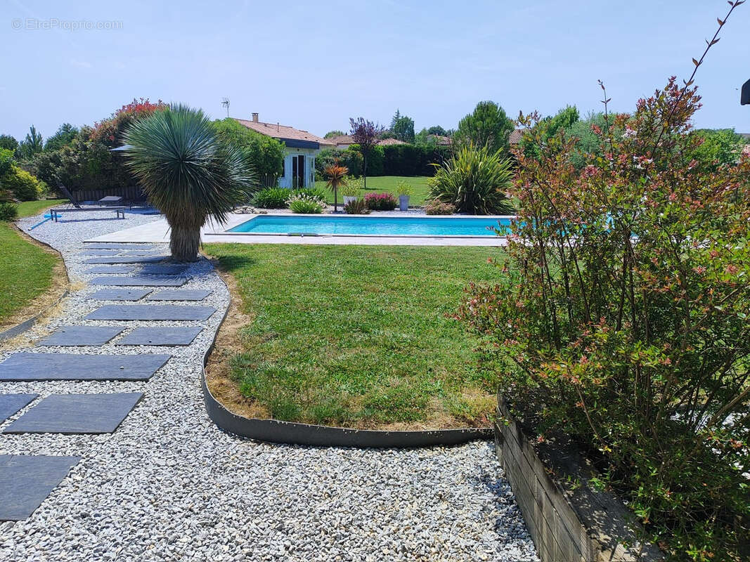 Maison à CASTELNAU-MONTRATIER
