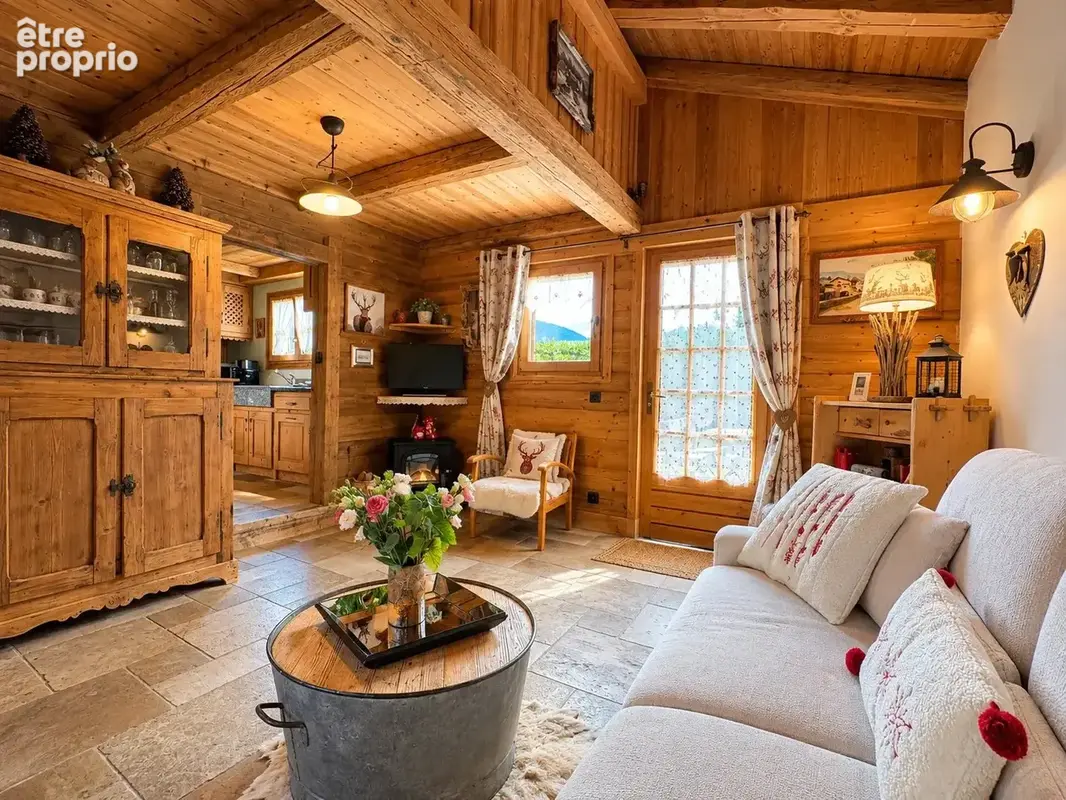 Petit chalet alpin avec 500 m² de terrain en pleine propriété – Une propriété rare à Megève - photo 2