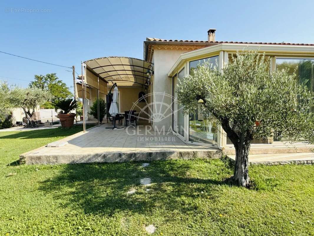 L'Isle-sur-la-Sorgue, à vendre en EXCLUSIVITÉ, maison de plain-pied avec piscine et garage sur 1000 m² de terrain. - photo 16