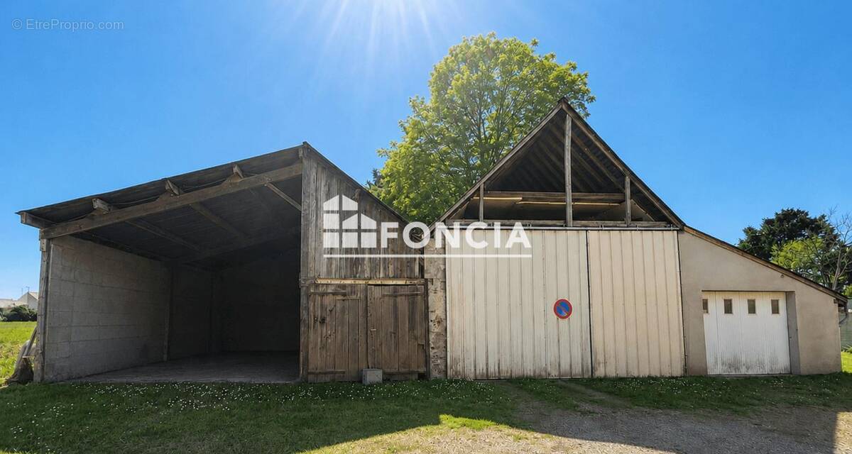 Parking à SAINTE-GEMMES-SUR-LOIRE