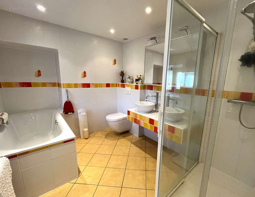 Maison Montmoreau Saint Cybard 7 pièce(s) 186 m2 - photo 6