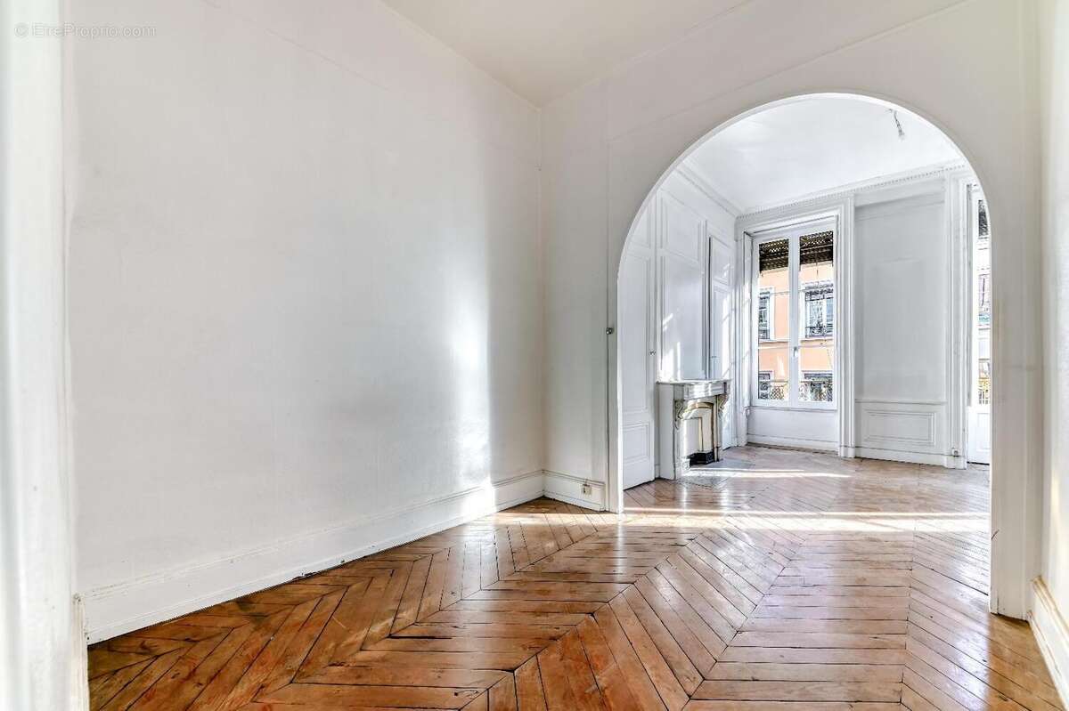   - Appartement à LYON-6E