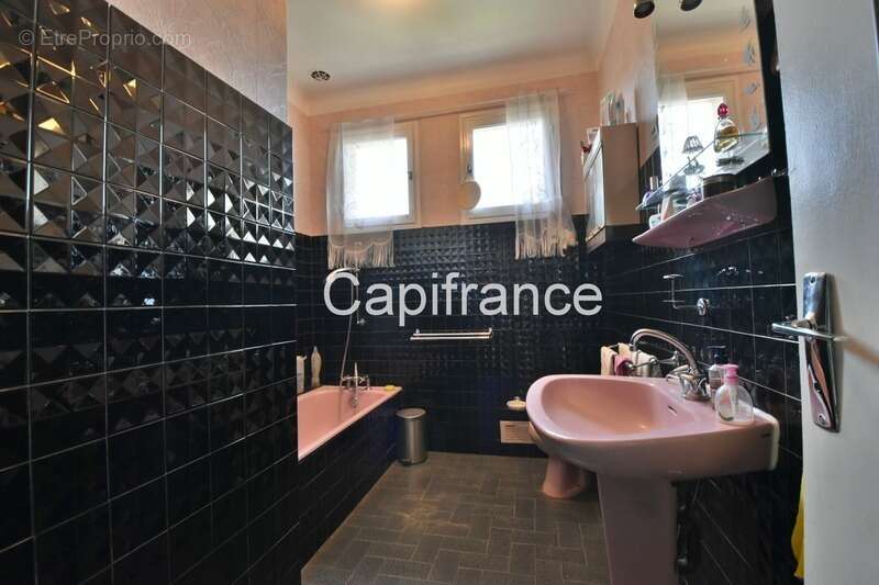 Maison à SAINT-BARTHELEMY-DE-VALS