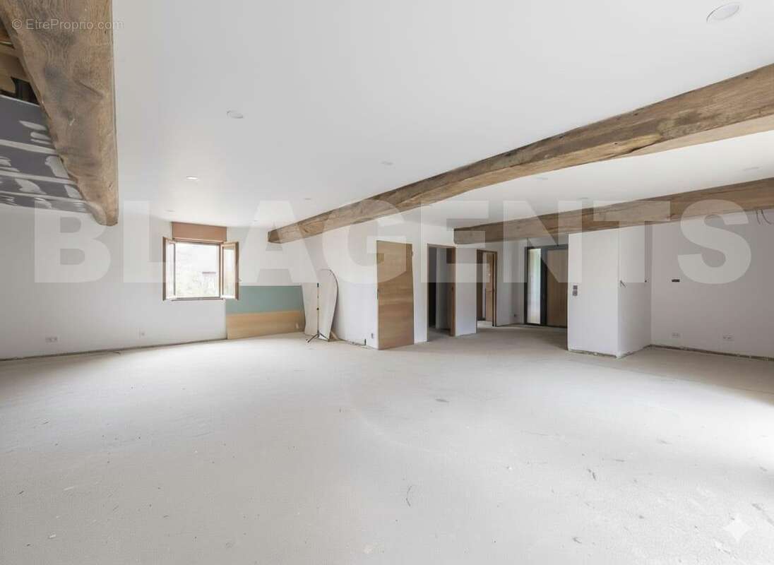 Interieur maison a finir retouché IA - Maison à SIMACOURBE