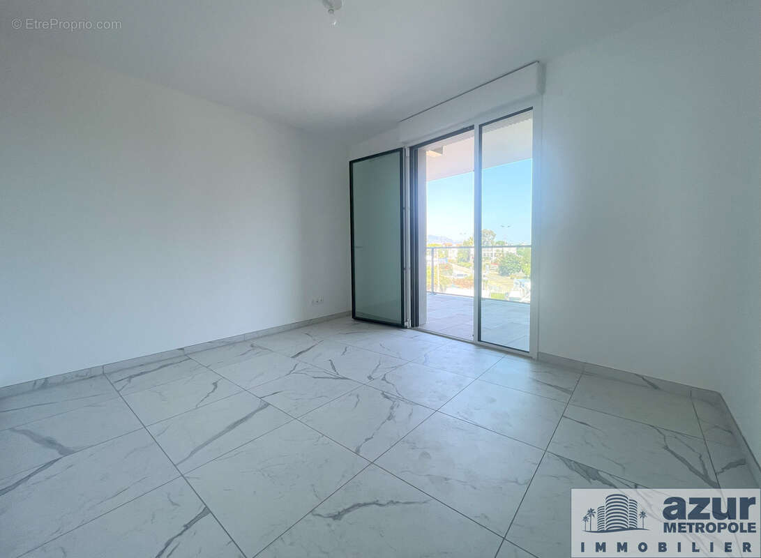 Appartement à SAINT-LAURENT-DU-VAR