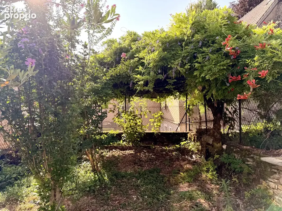 Maison de bourg en pierre avec terrain et dépendances - photo 11