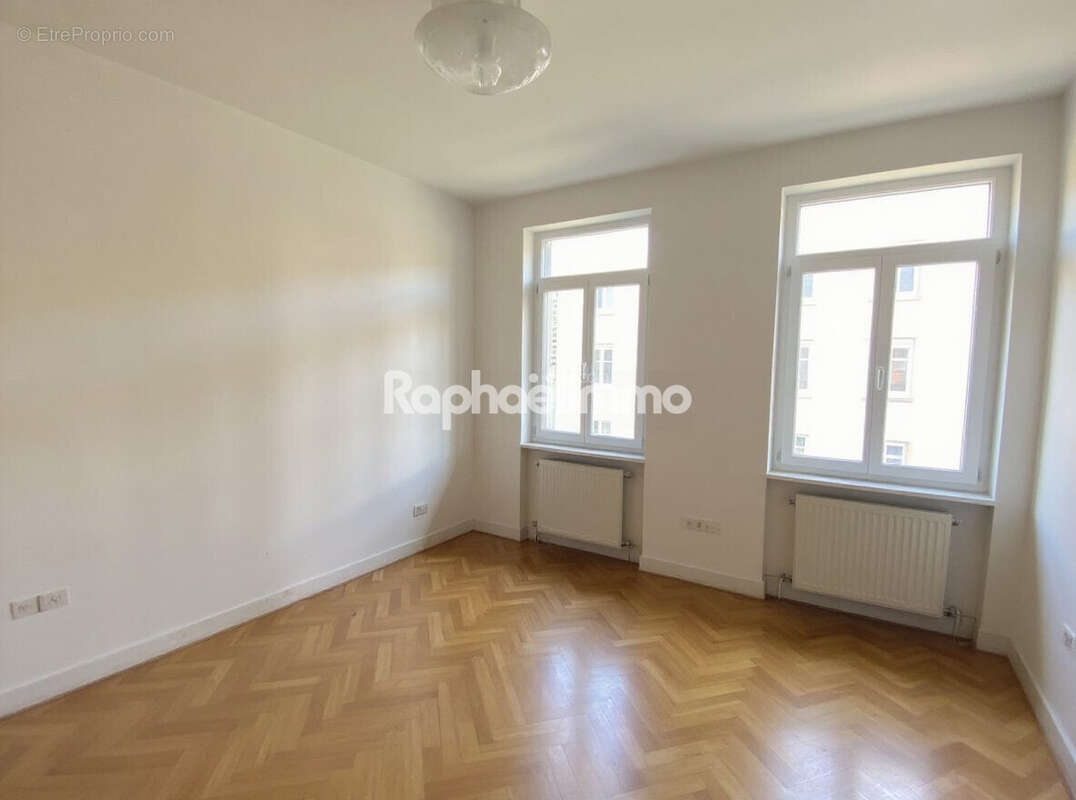 Pièce désemcombrée par IA - Appartement à STRASBOURG