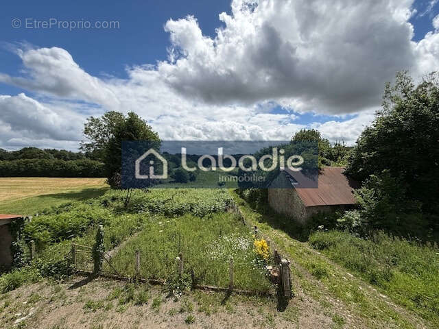 Au calme, à la campagne, maison en pierres à rénover, terrain de 800m2. - photo 9