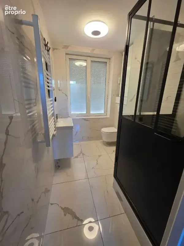 Immeuble  de rapport - 3 appartements dont 1 avec cour - En bon état général. - photo 9