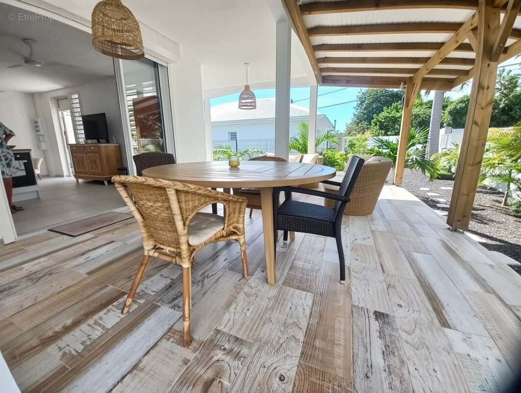 Villa premium T3 & son T2 à vendre à SAINTE ANNE Bourg (971) Guadeloupe - - photo 4