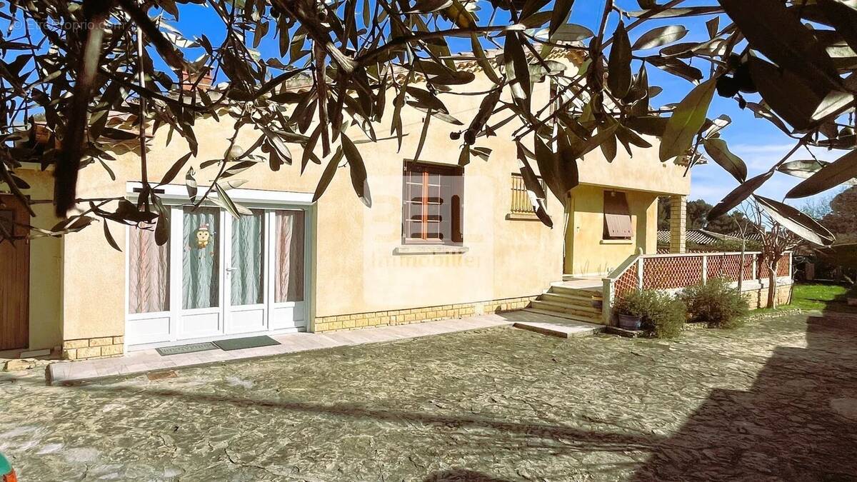 Maison à LAUDUN-L'ARDOISE