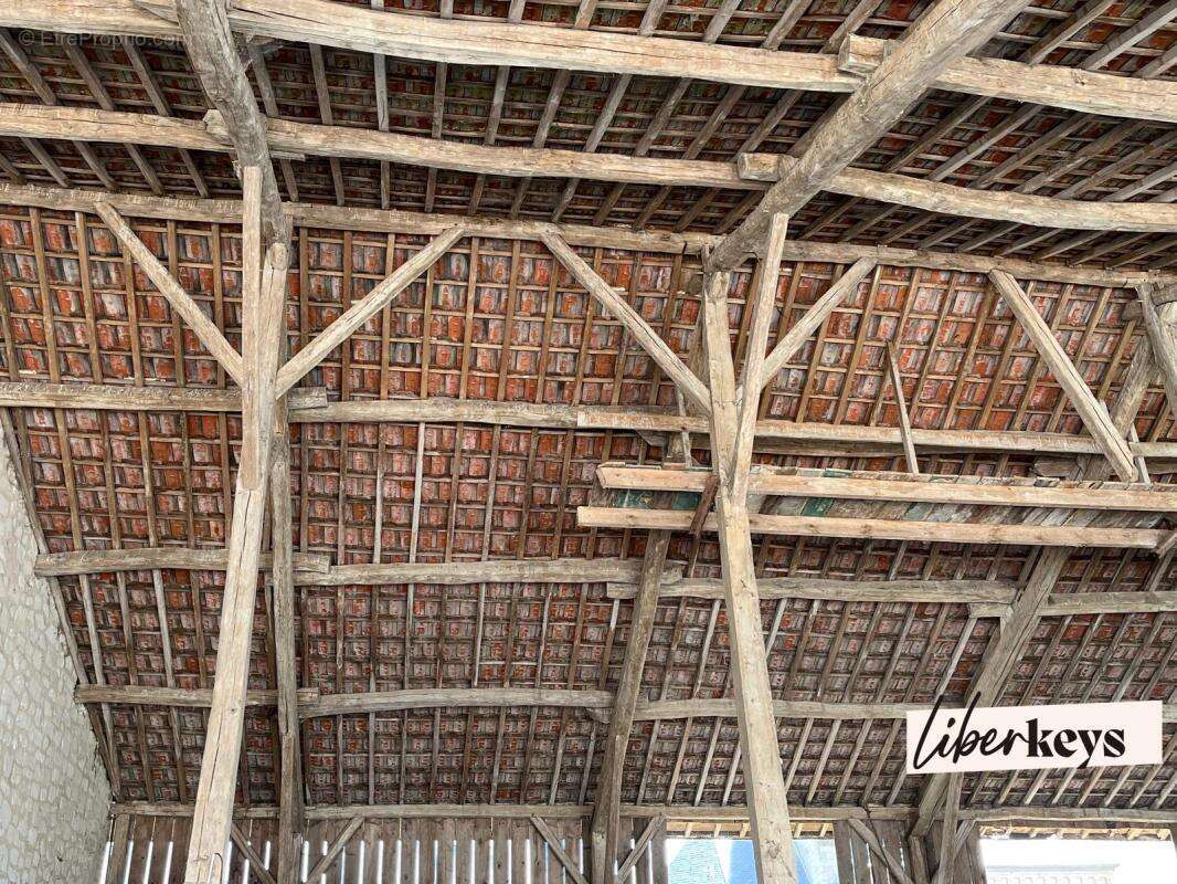 Grange de caractère avec dépendance provisoire – Fort potentiel d'aménagement - photo 3