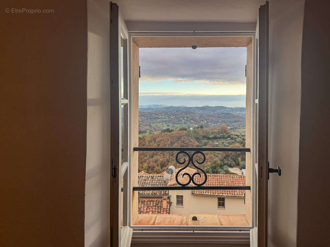 Maison à CHATEAUNEUF-GRASSE