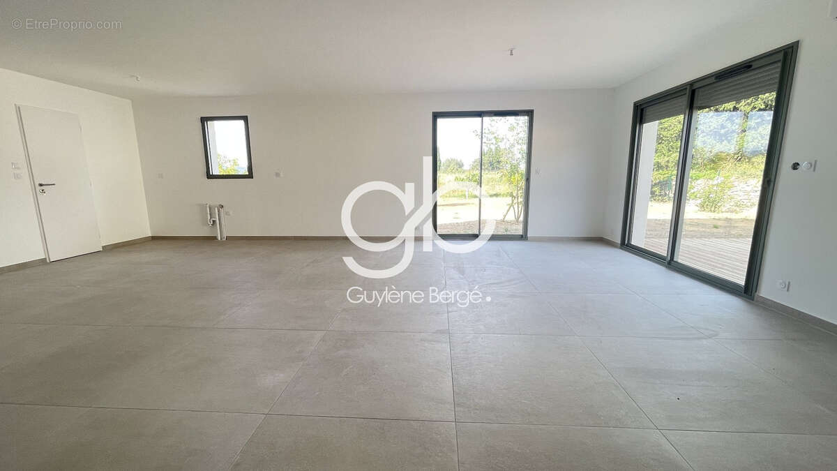 Maison à VIC-LA-GARDIOLE