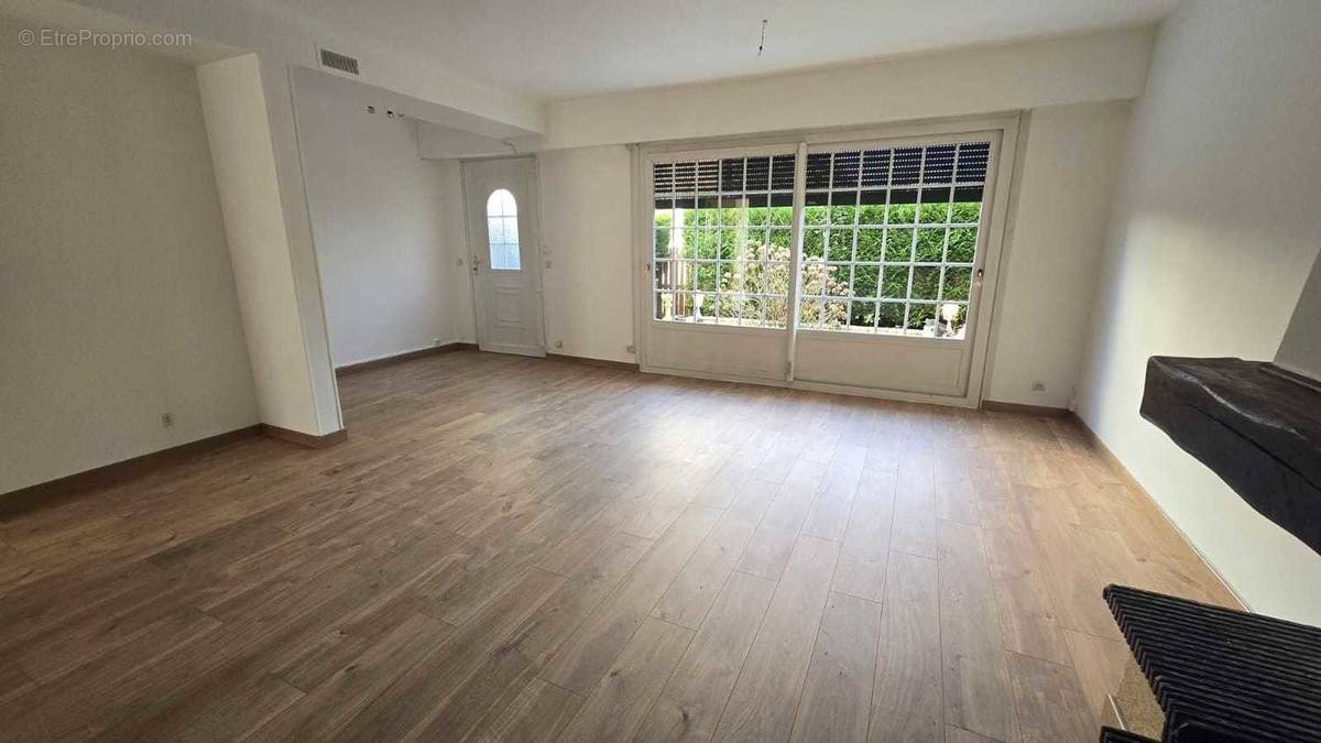 Grand salon / salle à manger, lumineux, cheminée, donnant sur le jardin, refait à neuf.  - Maison à MAUREPAS